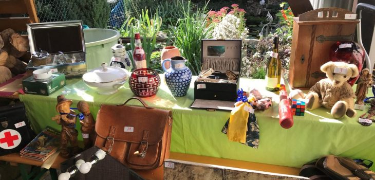 Tisch mit Dingen zu versteigern