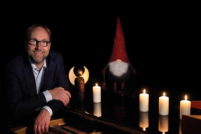 img_medien_weihnachtskonzert Lars Keitel am weihnachtlich geschmückten Flügel